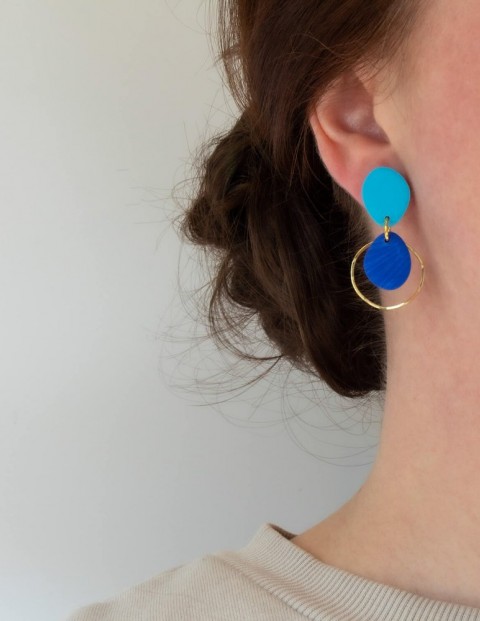 contra-blue-irish-handmade-earrings-wearing