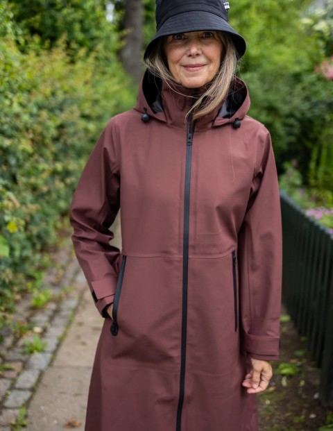The_Danedogwalker_Raincoat_Dk_Merlot-2